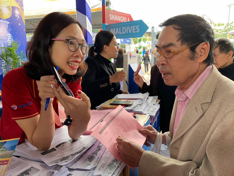 Khách thăm quan được giới thiệu về các gói du lịch khuyến mại giá rẻ. (Ảnh: M.Mai?Vietnam+)