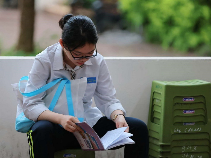 Thí sinh ôn lại kiến thức trước khi bước vào phòng thi. (Ảnh minh họa. Nguồn: TTXVN)