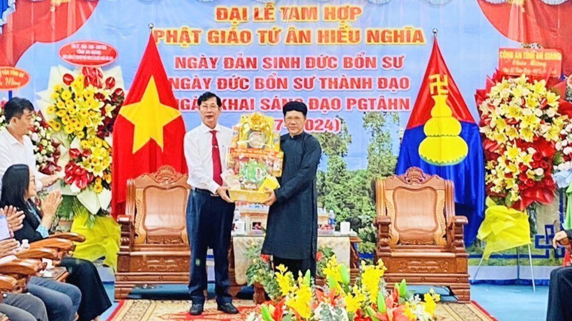 Phó Chủ tịch Ủy ban Nhân dân tỉnh An Giang Lê Văn Phước tặng quà Ban Trị sự Trung ương Phật hội Tứ Ân Hiếu Nghĩa. (Ảnh: TTXVN phát)