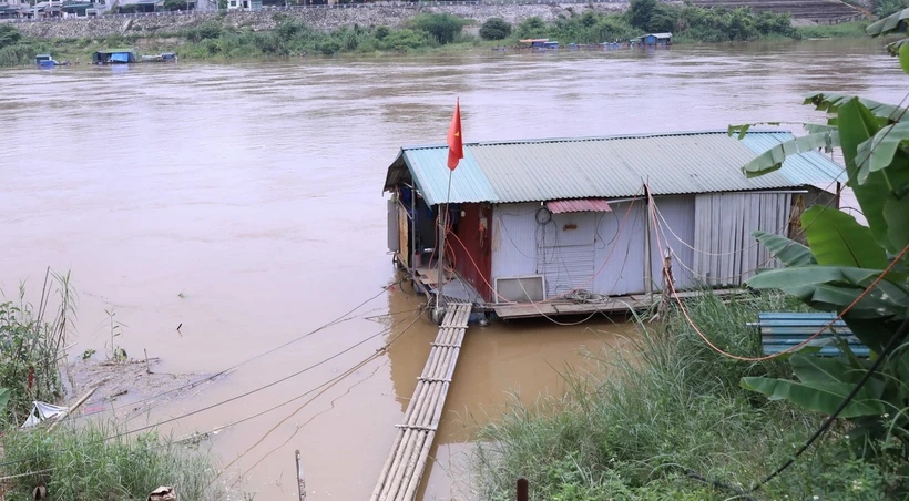 Người dân chủ động tìm chỗ neo đậu an toàn khi nước sông Lô dâng cao. (Ảnh: Quang Cường/TTXVN)