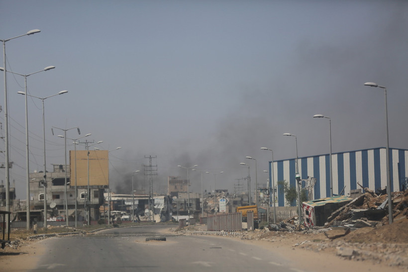 Khói bốc lên sau cuộc tấn công của Israel vào trại tị nạn Nuseirat ở Dải Gaza ngày 8/6. (Ảnh: THX/TTXVN)