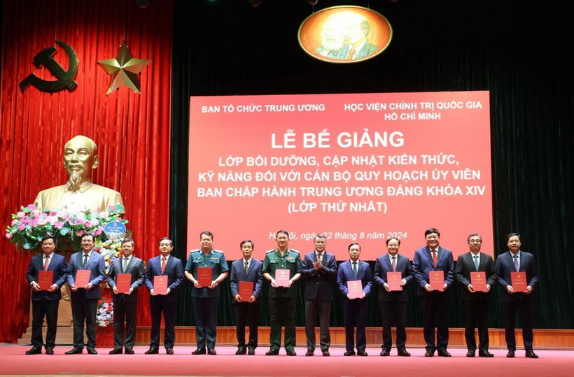 Trưởng Ban Tổ chức Trung ương Lê Minh Hưng, Trưởng Ban Chỉ đạo Lớp học trao Giấy chứng nhận cho các học viên. (Ảnh: Văn Điệp/TTXVN)