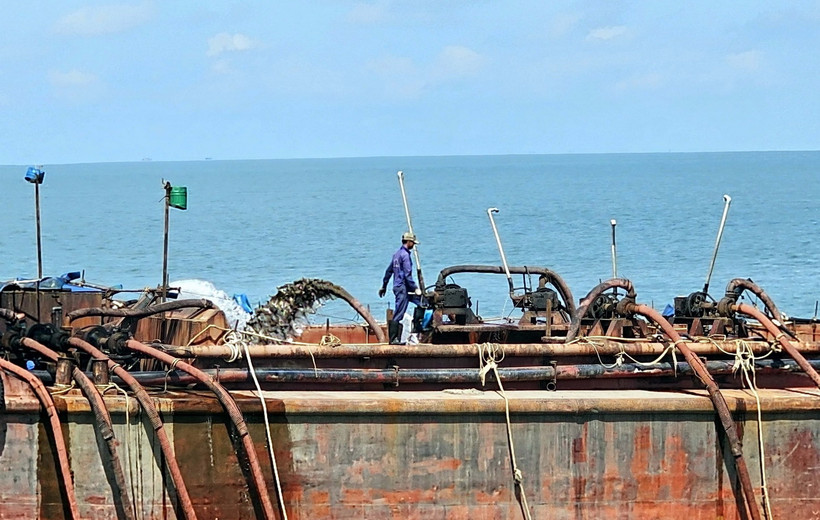 Việc khai thác cát trên sông Hậu làm người dân lo ngại nguy cơ sạt lở bờ sông. (Ảnh: Trung Hiếu/TTXVN)