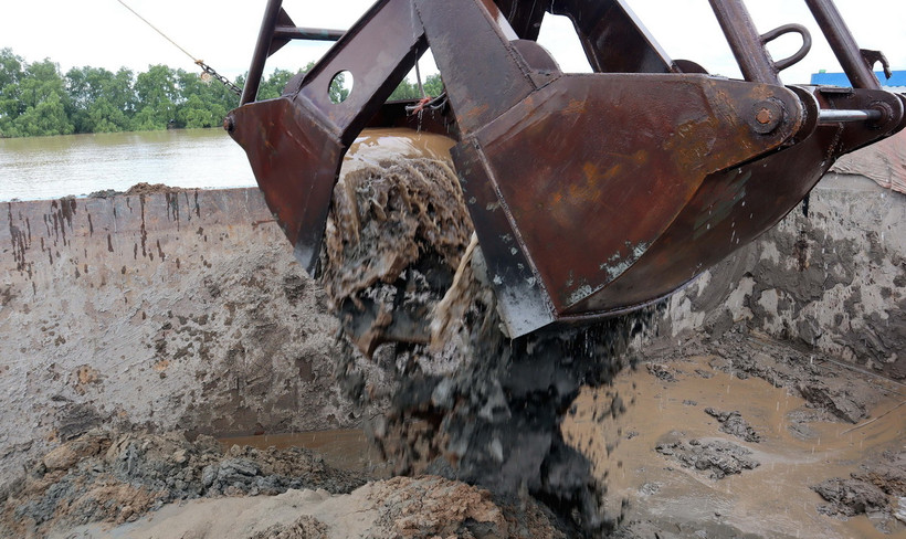 Khai thác cát tại lễ khai mỏ MS01 trên sông Hậu thuộc tỉnh Sóc Trăng phục vụ thi công cao tốc. (Ảnh: Trung Hiếu/TTXVN)