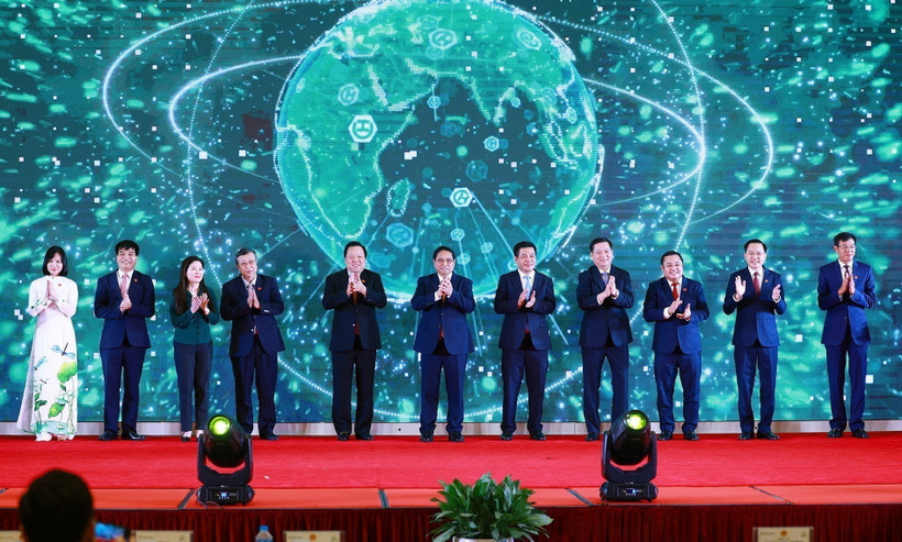 Thủ tướng Phạm Minh Chính và các đại biểu thực hiện nghi thức đánh dấu hành trình mới của Tập đoàn Hóa chất Việt Nam. (Ảnh: Dương Giang/TTXVN)