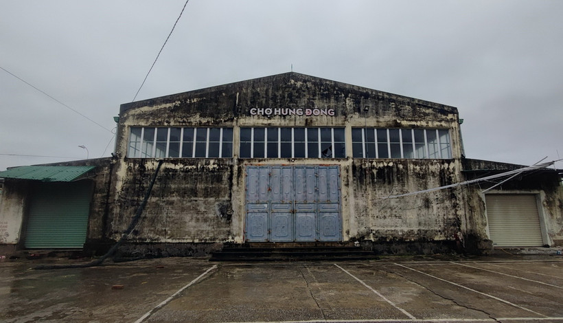 Chợ Hưng Đông ở Nghệ An được đầu tư tiền tỷ nhưng bị bỏ hoang. (Nguồn: TTXVN)