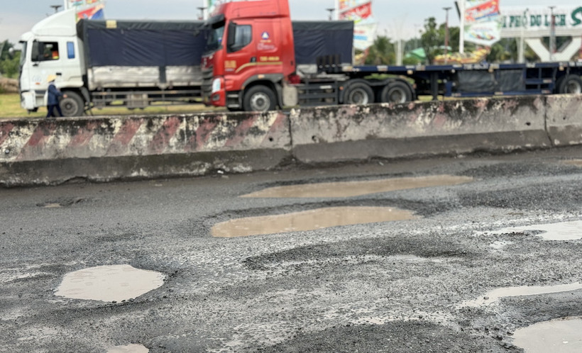 Quốc lộ 51 hư hỏng nghiêm trọng. (Ảnh: Công Phong/TTXVN)