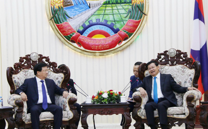 Thủ tướng Chính phủ Lào Thongloun Sisoulith (phải) tiếp Phó Thủ tướng Trịnh Đình Dũng. (Ảnh: Xuân Tú/TTXVN)