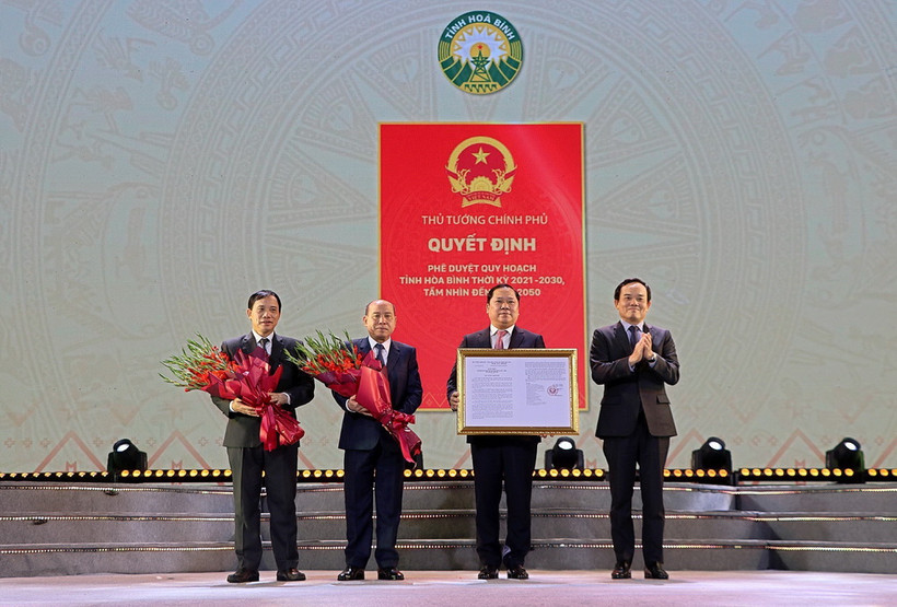 Phó Thủ tướng Trần Lưu Quang trao Quyết định Quy hoạch tỉnh Hòa Bình thời kỳ 2021-2030, tầm nhìn đến năm 2050 cho lãnh đạo tỉnh. (Ảnh: Thanh Hải/TTXVN)