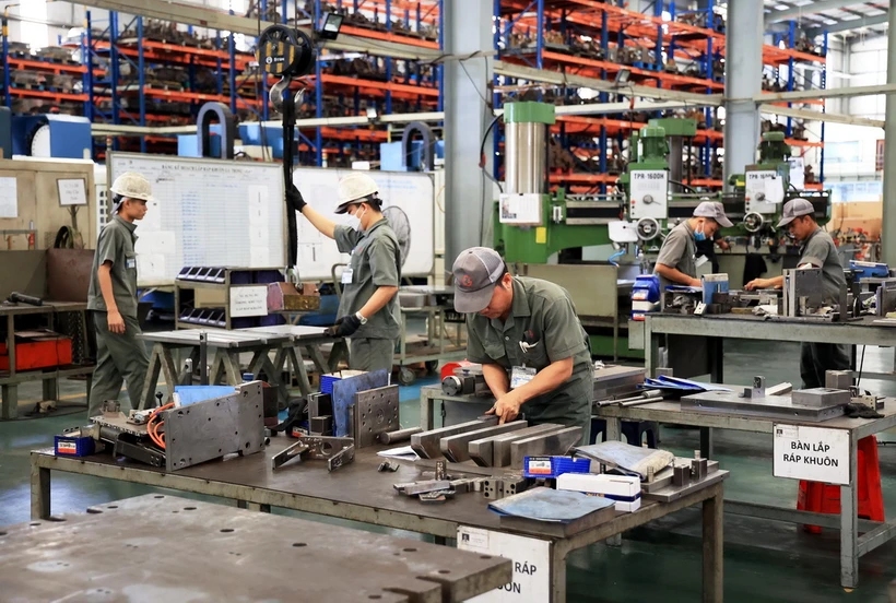 Công nhân làm việc tại Công ty Cơ khí Động lực Toàn Cầu, Khu Công nghiệp Giang Điền, huyện Trảng Bom, tỉnh Đồng Nai. (Ảnh: Hồng Đạt/TTXVN)