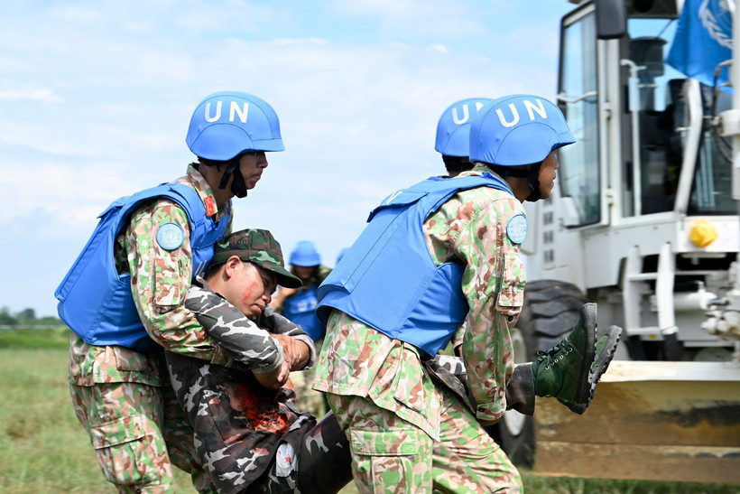 Một buổi diễn tập cấp cứu lực lượng công binh bị thương trong khi rà phá bom mìn, vật liệu nổ. (Ảnh: TTXVN phát)