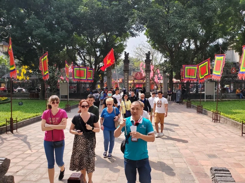 Du khách quốc tế thăm Văn Miếu Quốc Tử Giám thời điểm chưa bùng phát dịch COVID-19. (Ảnh: CTV/Vietnam+)