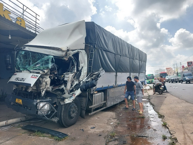 Chiếc xe tải bị hư hỏng nặng sau khi gây ra vụ tai nạn khiến 2 người thương vong. (Ảnh: TTXVN phát)