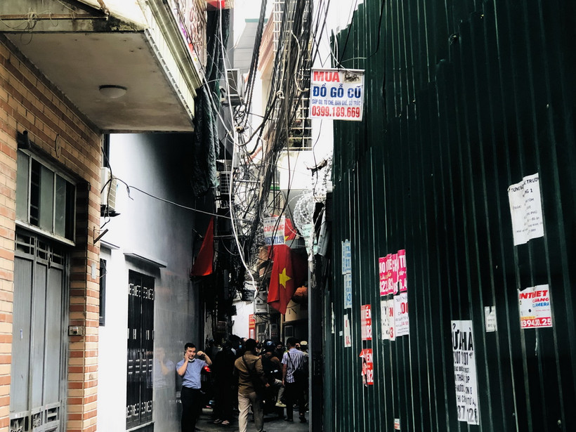 Khu nhà trọ xảy ra hỏa hoạn nằm sâu trong con ngõ nhỏ, ngoằn ngoèo. (Ảnh: Tuyết Mai/TTXVN)