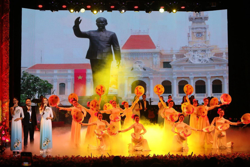 Một tiết mục văn nghệ tại chương trình. (Ảnh: Thành Đạt/TTXVN)