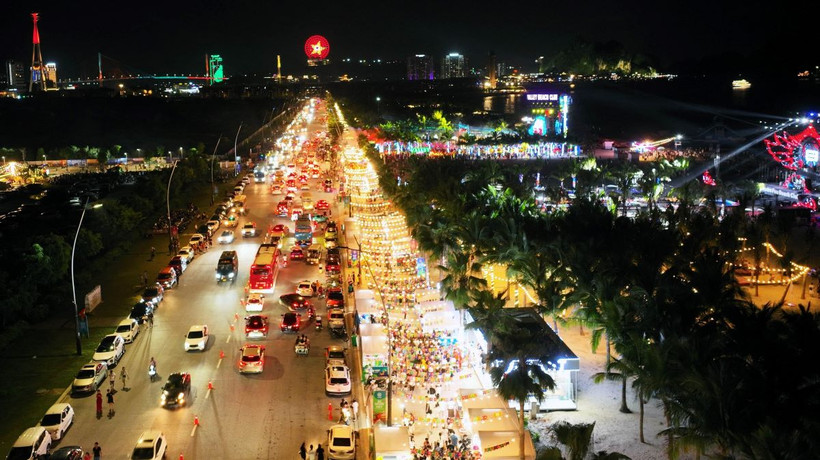 Tuyến phố nằm bên bờ vịnh Hạ Long. (Ảnh: TTXVN phát)