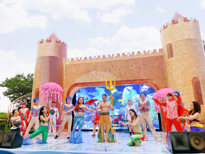 Vở xiếc nhạc kịch “Chuyện tình Biển xanh” tại sân khấu Cung điện Hải vương. (Ảnh: CTV/Vietnam+)