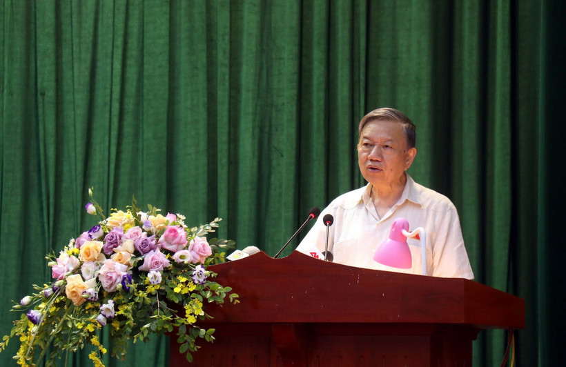 Đại tướng Tô Lâm, Ủy viên Bộ Chính trị, Bộ trưởng Bộ Công an phát biểu tại buổi tiếp xúc cử tri huyện Ân Thi, tỉnh Hưng Yên. (Ảnh: Mai Ngoan/TTXVN)