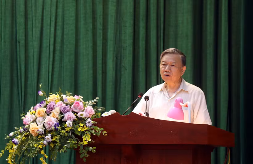 Đại tướng Tô Lâm, Ủy viên Bộ Chính trị, Bộ trưởng Bộ Công an phát biểu tại buổi tiếp xúc cử tri huyện Ân Thi, tỉnh Hưng Yên. (Ảnh: Mai Ngoan/TTXVN)