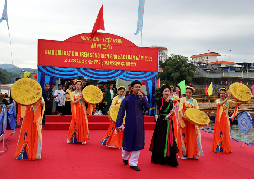 Tiết mục hát quan họ của thanh niên Việt Nam. (Ảnh: Đức Hiếu/TTXVN)