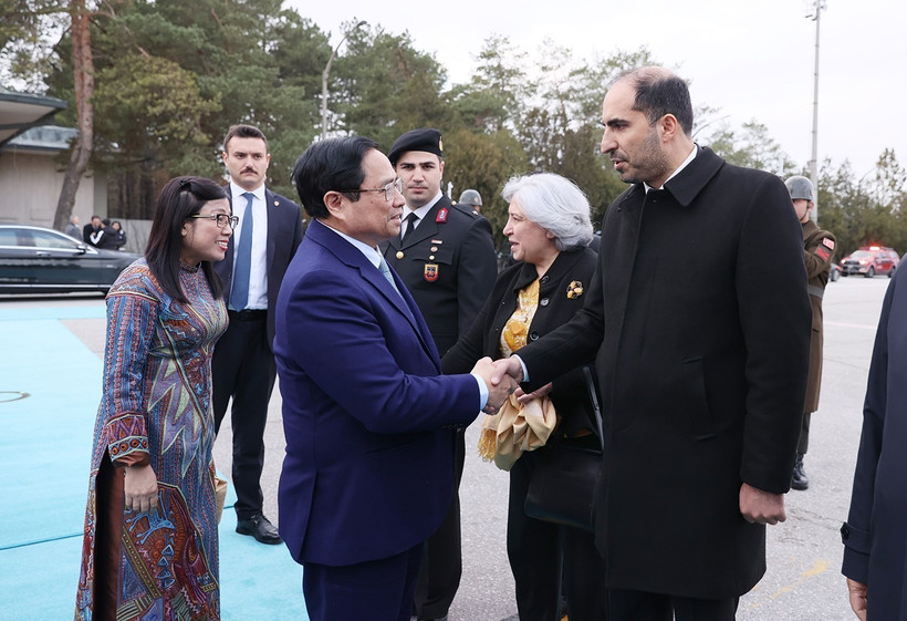 Lễ tiễn Thủ tướng Phạm Minh Chính và Phu nhân tại Sân bay Quốc tế Esenboga, thủ đô Ankara. (Ảnh: Dương Giang/TTXVN)