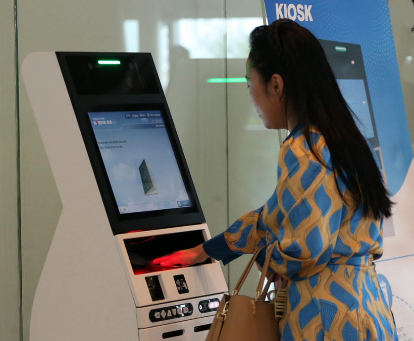 Hành khách làm thủ tục cho chuyến bay bằng hệ thống tự động Self check-in kiosk ở Nhà ga Quốc tế Đà Nẵng. (Ảnh: Trần Lê Lâm/TTXVN)