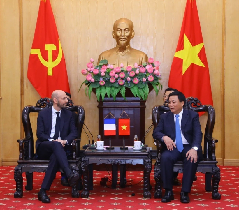 Giáo sư-tiến sỹ Nguyễn Xuân Thắng tiếp ông Stanislas Guerini, Bộ trưởng Bộ Chuyển đổi và Công vụ Pháp. (Ảnh: Văn Điệp/TTXVN)