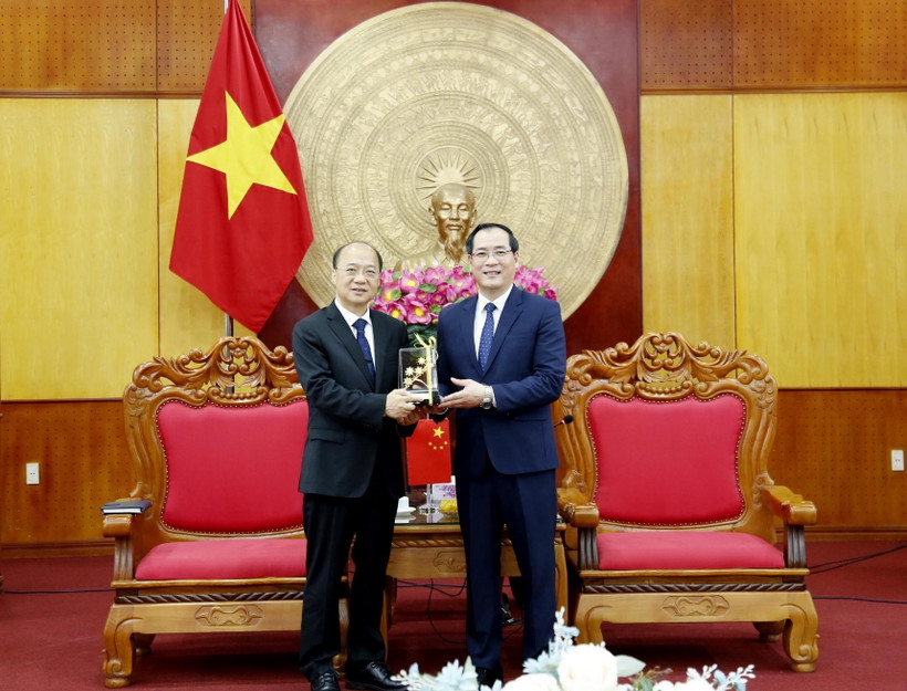 Lãnh đạo Ủy ban Nhân dân tỉnh Lạng Sơn và lãnh đạo Chính phủ Nhân dân Khu Tự trị Dân tộc Choang Quảng Tây (Trung Quốc) trao tặng vật phẩm lưu niệm. (Ảnh: Quang Duy/TTXVN)