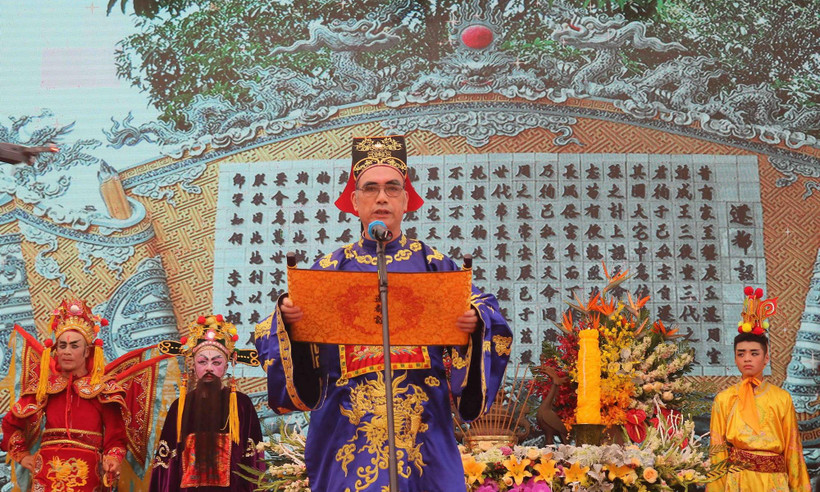 Đọc Chiếu dời đô tại lễ hội. (Ảnh: Thanh Thương/TTXVN)