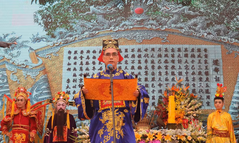 Đọc Chiếu dời đô tại lễ hội. (Ảnh: Thanh Thương/TTXVN)