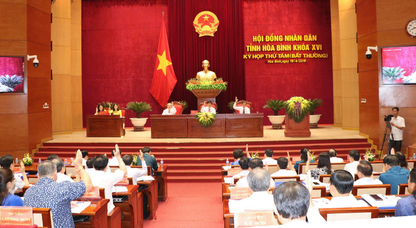 Các đại biểu HĐND tỉnh Hòa Bình thông qua các nghị quyết quan trọng của phiên họp bất thường. (Ảnh: Nhan Sinh/TTXVN)