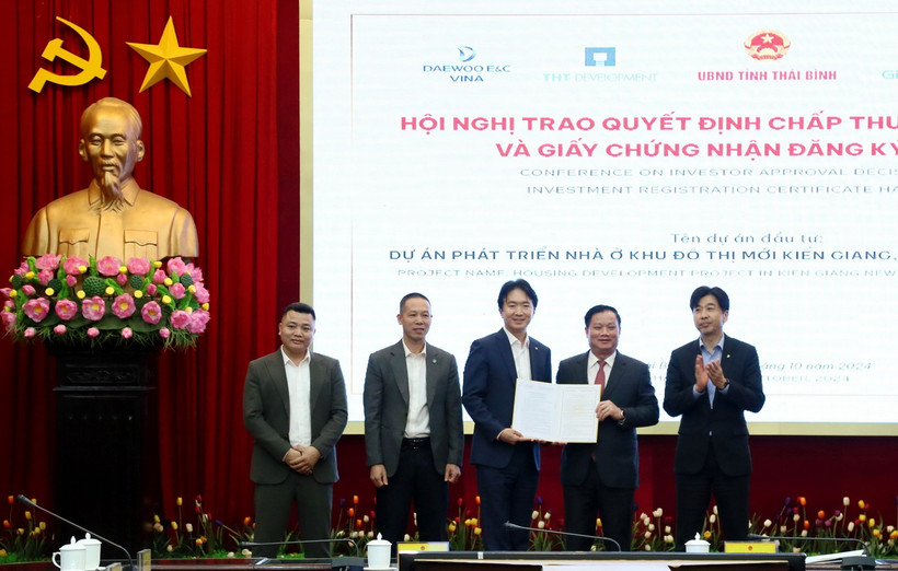 Chủ tịch Ủy ban Nhân dân tỉnh Thái Bình Nguyễn Khắc Thận (thứ 2, bên phải) trao Quyết định chấp thuận nhà đầu tư và Giấy chứng nhận đăng ký đầu tư dự án cho chủ đầu tư. (Ảnh: Thế Duyệt/TTXVN)