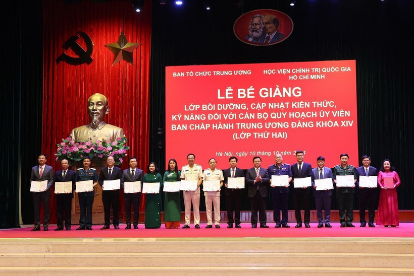 Giáo sư-Tiến sỹ Nguyễn Xuân Thắng, Giám đốc Học viện Chính trị Quốc gia Hồ Chí Minh, Chủ tịch Hội đồng Lý luận Trung ương trao Giấy chứng nhận tốt nghiệp cho các học viên. (Ảnh: Văn Điệp/TTXVN)