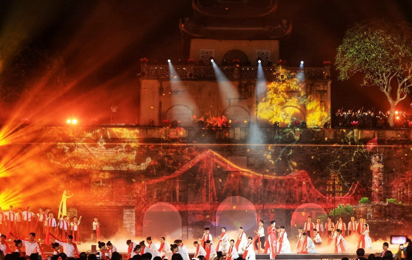 Chương trình nghệ thuật đặc biệt 'Hà Nội - Bản hùng ca phố' chào mừng 70 năm Giải phóng Thủ đô. (Ảnh: Tuấn Anh/TTXVN)