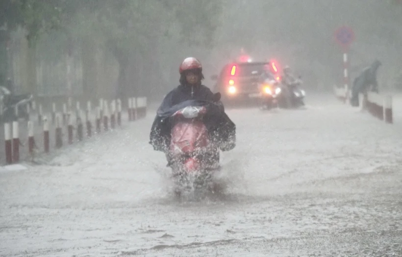 Mưa lớn có thể làm một số tuyến đường ở Hà Nội bị ngập. (Ảnh minh họa. Nguồn: TTXVN)