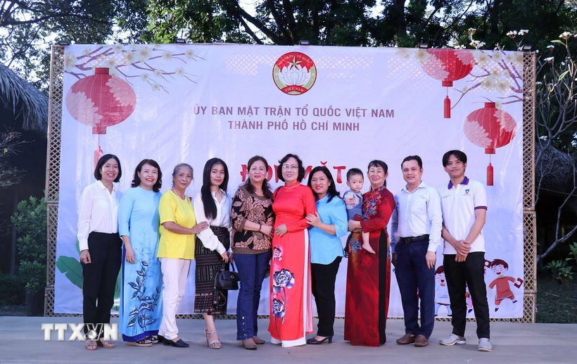 Sinh viên Lào, Campuchia đang học tập tại Thành phố Hồ Chí Minh bên các cha mẹ đỡ đầu người Việt. (Ảnh: Xuân Khu/TTXVN)