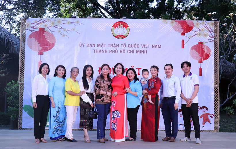 Sinh viên Lào, Campuchia đang học tập tại Thành phố Hồ Chí Minh bên các cha mẹ đỡ đầu người Việt. (Ảnh: Xuân Khu/TTXVN)