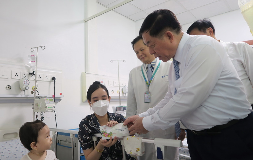 Trưởng Ban Tuyên giáo Trung ương Nguyễn Trọng Nghĩa tặng quà cho bệnh nhi điều trị tại Bệnh viện Nhi đồng Thành phố Hồ Chí Minh. (Ảnh: Đinh Hằng/TTXVN)