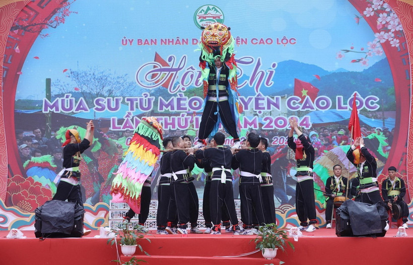 Tám đội múa sư tử mèo của các xã trong huyện Cao Lộc thi tài trong Hội thi Múa sư tử mèo huyện Cao Lộc lần thứ 3 tại Lễ hội truyền thống Chùa Bắc Nga. (Ảnh: Anh Tuấn/TTXVN)