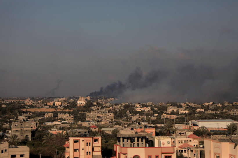 Khói bốc lên sau cuộc không kích của Israel xuống Dải Gaza ngày 20/2/2024. (Ảnh: THX/TTXVN)