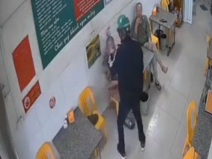 Đối tượng Hoan đổ xăng lên người ông H. rồi châm lửa giữa quán bia. (Ảnh cắt từ clip)