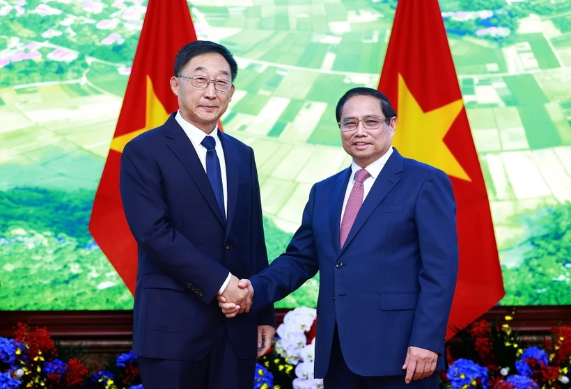 Thủ tướng Phạm Minh Chính tiếp ông Lưu Ninh, Bí thư Đảng ủy Khu tự trị dân tộc Choang Quảng Tây, Trung Quốc. (Ảnh: Dương Giang/TTXVN)