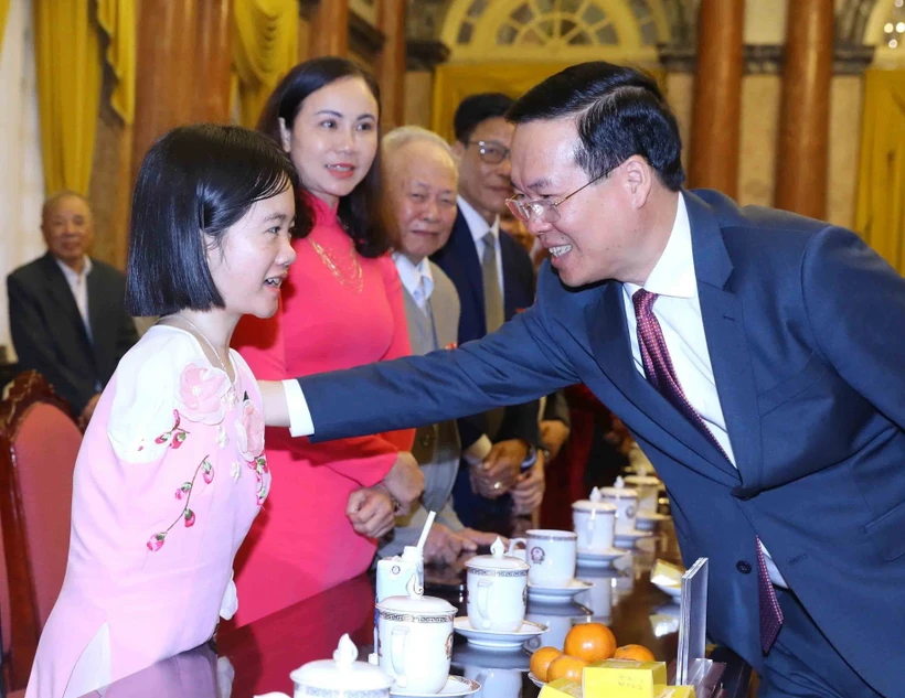 Chủ tịch nước Võ Văn Thưởng với đại biểu trong chương trình “Việc tử tế” của Đài Truyền hình Việt Nam. (Ảnh: Thống Nhất/TTXVN)