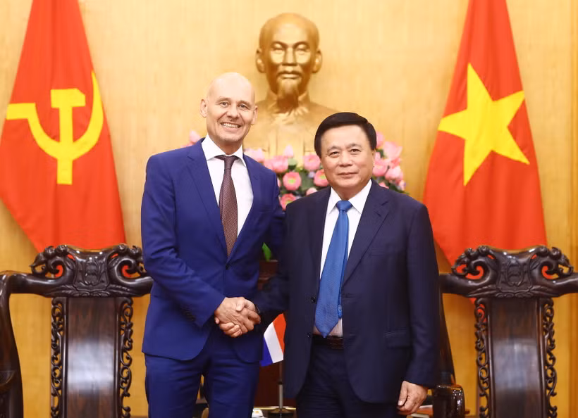 Giám đốc Học viện Chính trị Quốc gia Hồ Chí Minh Nguyễn Xuân Thắng tiếp Đại sứ Hà Lan tại Việt Nam Kees van Baar. (Ảnh: Lâm Khánh/TTXVN)