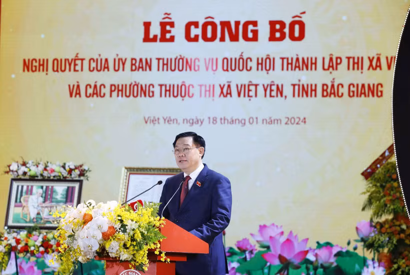 Chủ tịch Quốc hội Vương Đình Huệ phát biểu chúc mừng thị xã Việt Yên, tỉnh Bắc Giang. (Ảnh: Nhan Sáng/TTXVN)