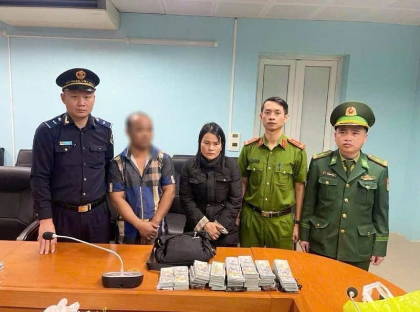 Đối tượng Thân Thị Thành và tang vât vụ án. (Ảnh: TTXVN phát)