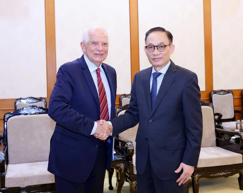 Trưởng Ban Đối ngoại Trung ương Lê Hoài Trung tiếp Phó Chủ tịch Ủy ban châu Âu (EC), Đại diện cấp cao Liên minh châu Âu (EU) về Chính sách đối ngoại và an ninh Josep Borrell Fontelles. (Ảnh: Phương Hoa/TTXVN)