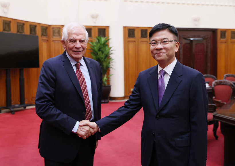 Phó Thủ tướng Lê Thành Long đón Phó Chủ tịch Ủy ban châu Âu (EC), Đại diện cấp cao Liên minh châu Âu (EU) về chính sách đối ngoại và An ninh Josep Borrell Fontelles. (Ảnh: An Đăng/TTXVN)