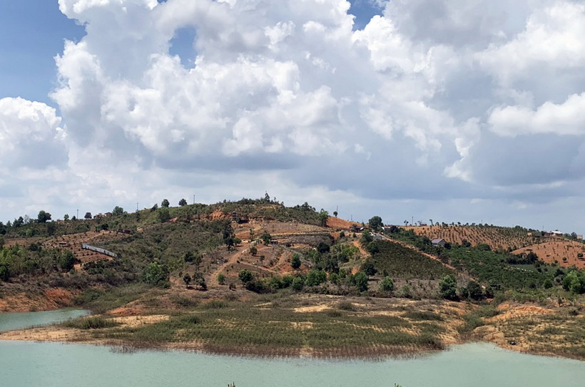 Khu đất tái định canh Dự án Thủy điện Đại Ninh ở xã Tà Hine đã bị lấn chiếm hết. (Ảnh: TTXVN phát)