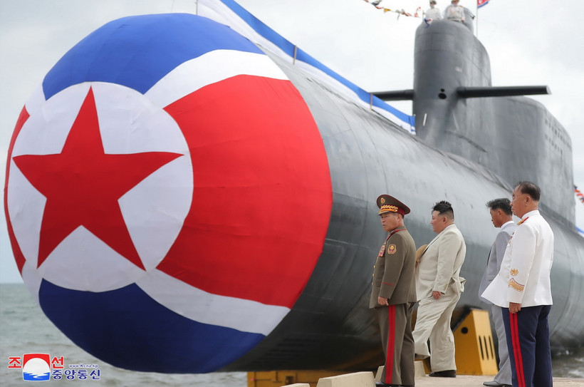 Nhà lãnh đạo Triều Tiên Kim Jong-un (thứ 2, trái) tại lễ hạ thủy tàu ngầm tấn công hạt nhân chiến thuật mới của Triều Tiên, ngày 6/9/2023. (Ảnh: Yonhap/TTXVN)